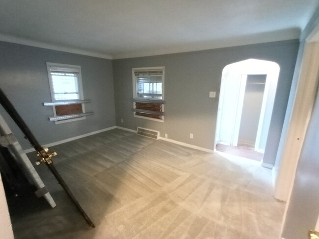 Building Photo - 3 bedroom 1 bathroom on the Eastside NOW A...