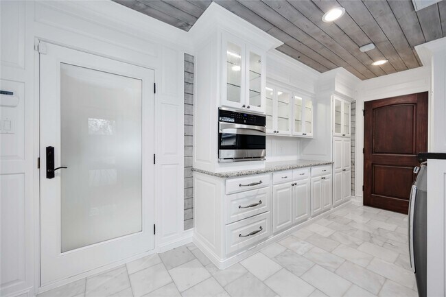 Building Photo - 4031 Fernwood Dr