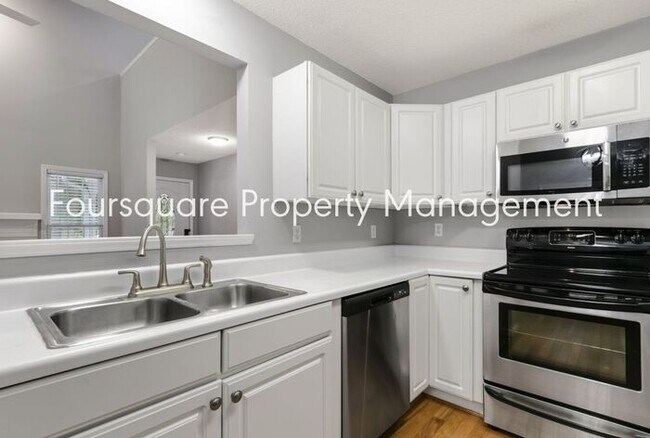Building Photo - End Unit Town Home | 2nd Floor Loft | Wash...