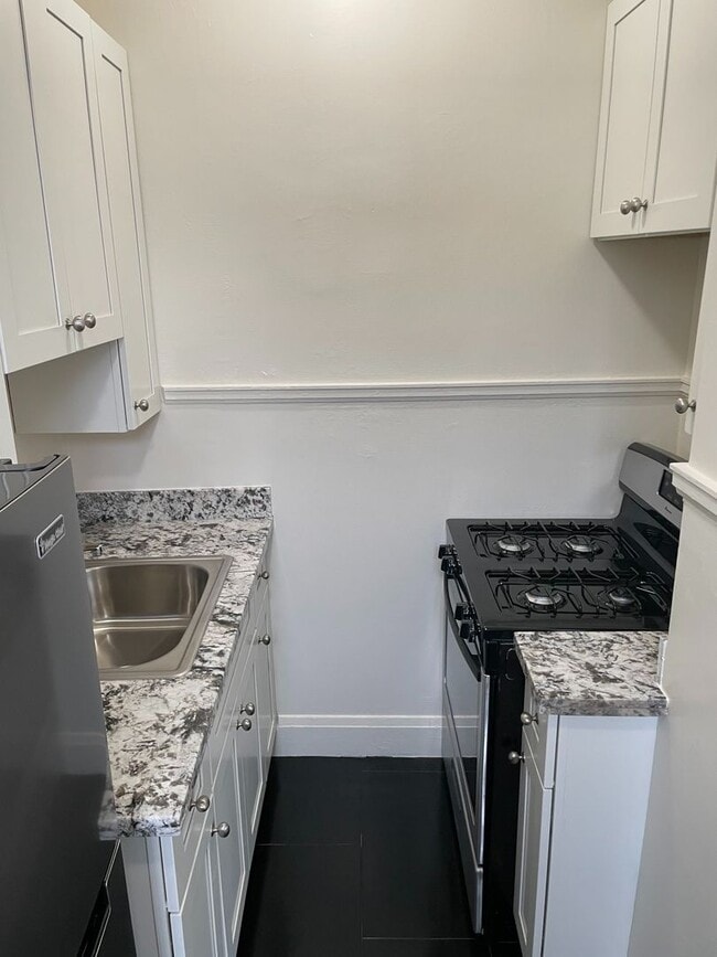 Building Photo - Brand new Studio near Downtown