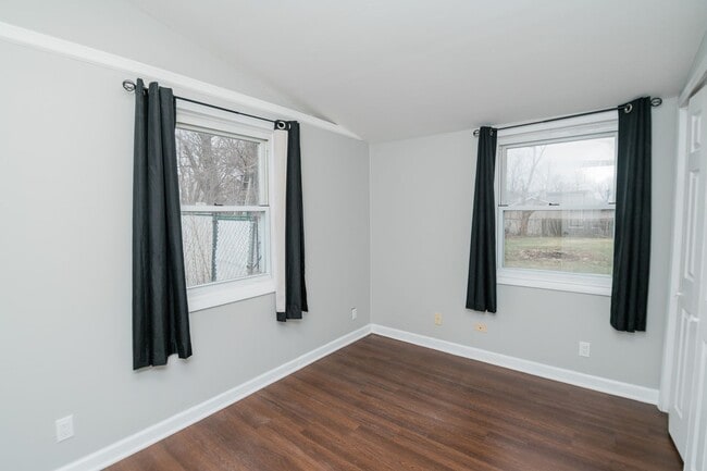 Building Photo - 3 Bedroom / 1 Bathroom Home for Rent in Crown Point