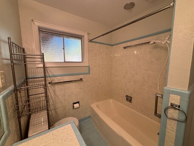 Building Photo - COZY HOME IN SHREVE ISLAND