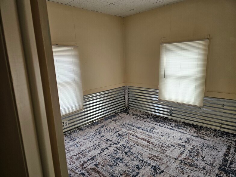 Living room - 613 Poplar St