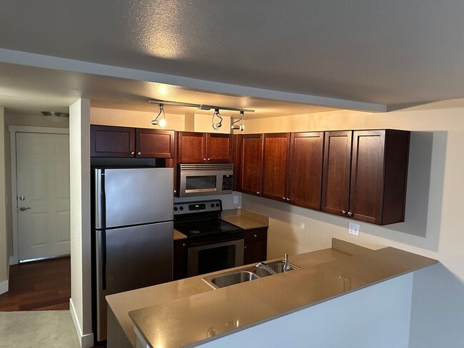 Building Photo - Quiet Updated South Queen 1bd 1bath Condo ...