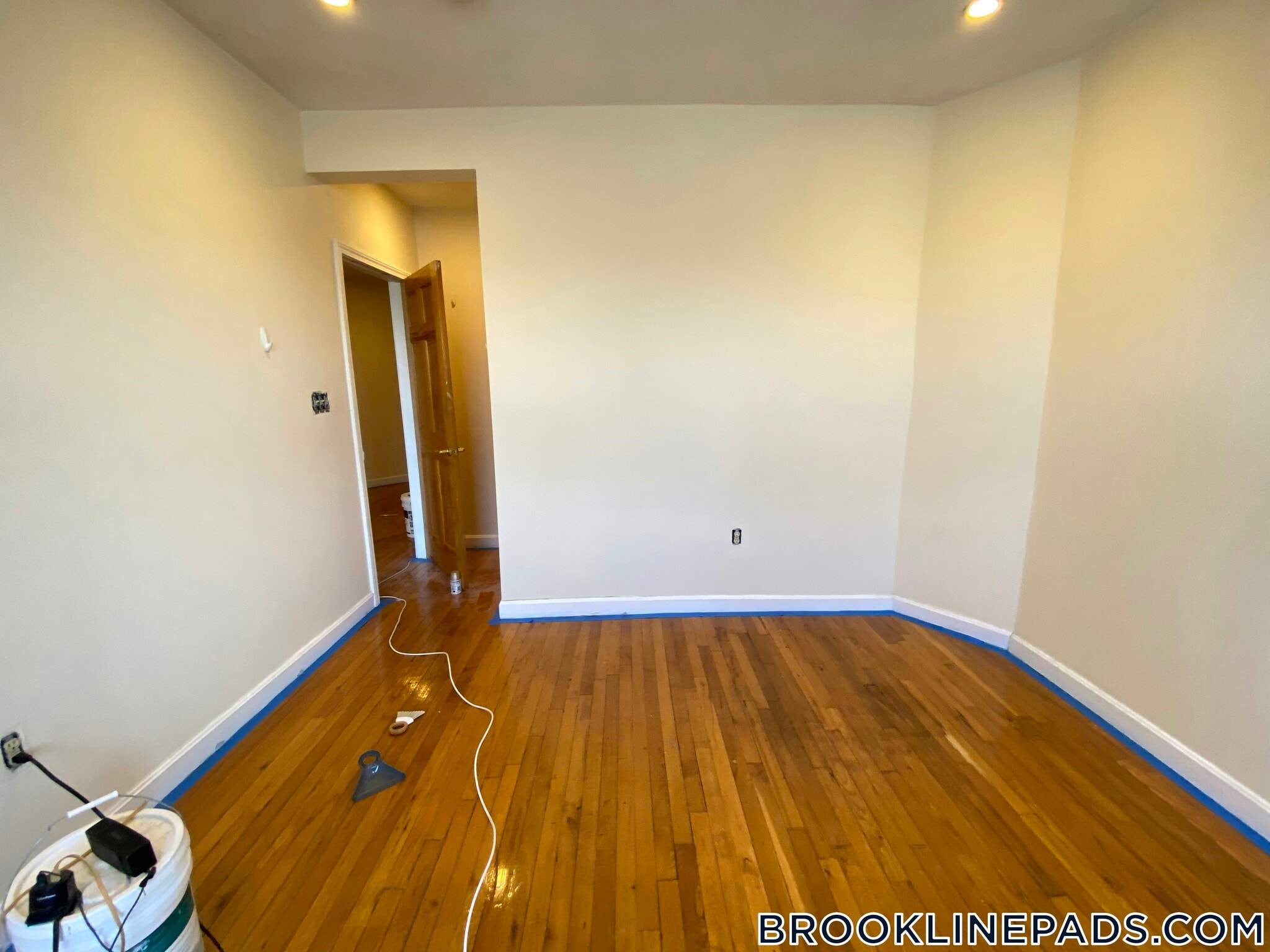Building Photo - 352 Riverway