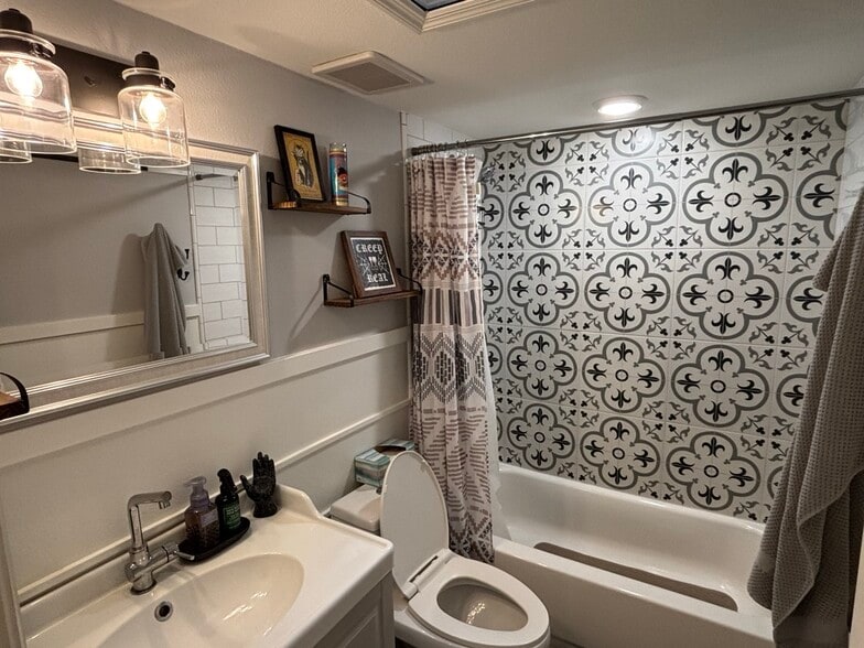 Second Bath - 2912 Plaza Terrace Dr