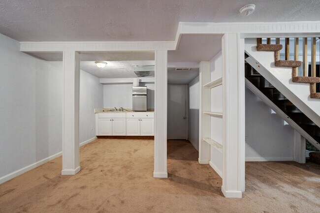 Building Photo - 603 N Spruce St