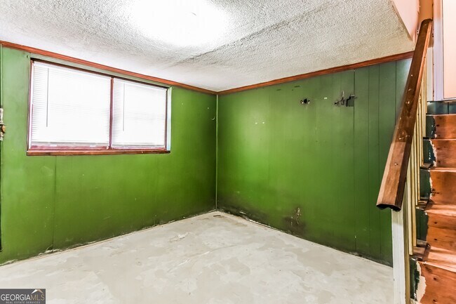 Building Photo - 5613 Woodland Dr