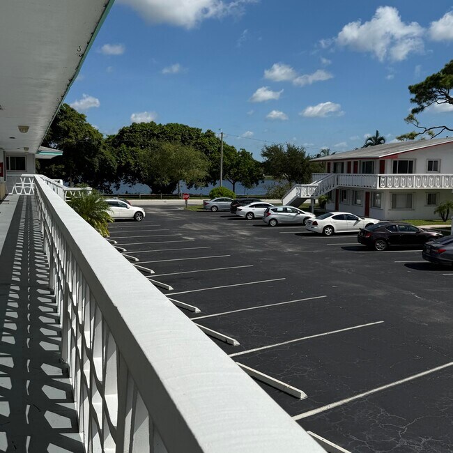 Building Photo - 2102 Lake Osborne Dr