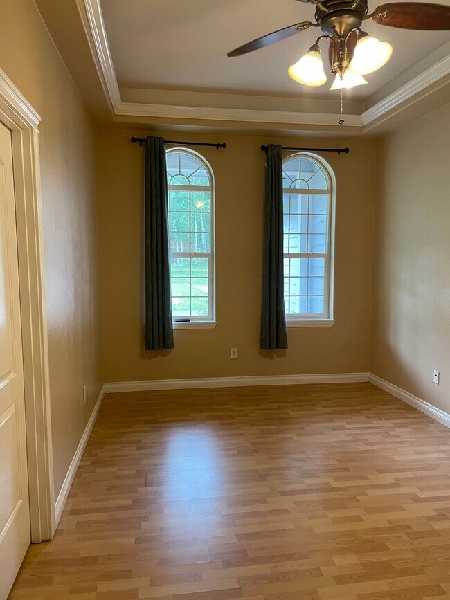 Building Photo - Beautiful 3 Bedroom Single Family Home With 2 Car Garage!