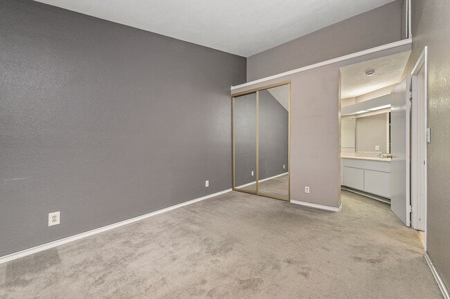 Building Photo - 2Bd/2Bth Condo, hardwood floor, balcony, top floor