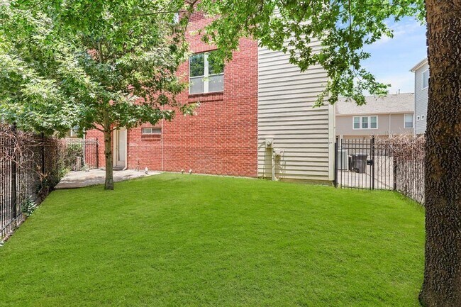 Building Photo - 2124 Gillette St