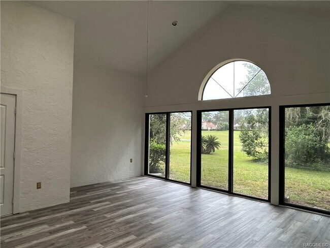 Building Photo - 558 E Jenkins Ct