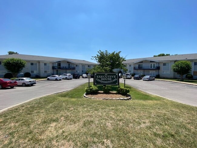 Building Photo - Walking distance to downtown Franklin and ...