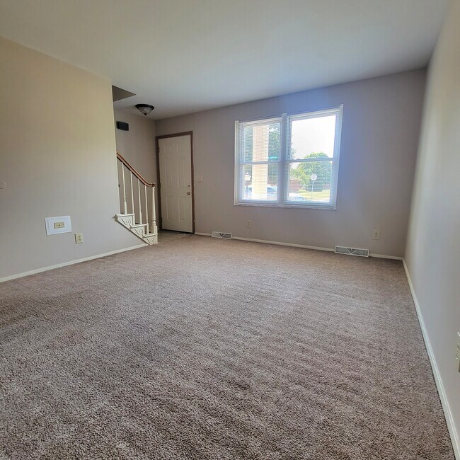 Building Photo - 1359 Chippewa Dr