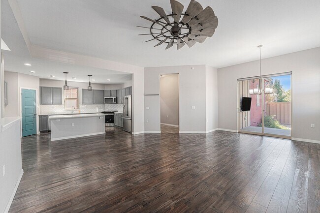 Building Photo - 3 bed/3 bath Amazing House close to Stanle...