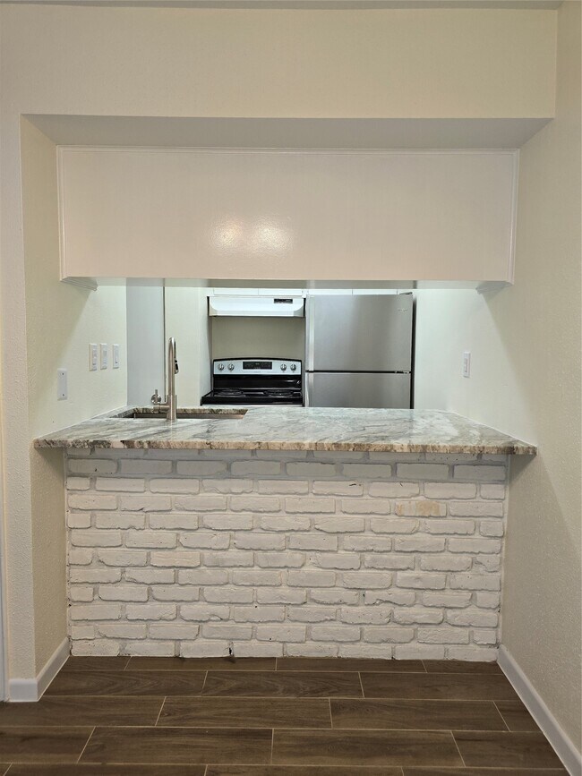 Building Photo - 2101 Fountain View Dr
