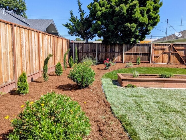 Building Photo - Upgraded 2 bedroom with yard! Lovely Amenties