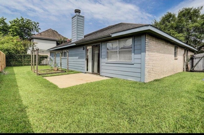 Building Photo - 2511 Castle Pl