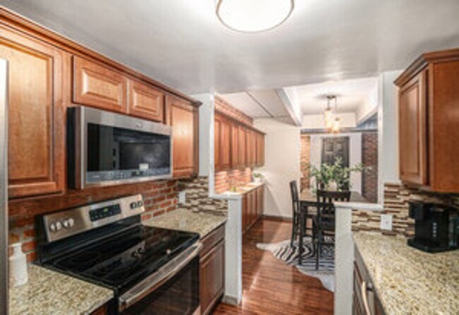 Building Photo - Cute 2 Bed Condo in Old Town