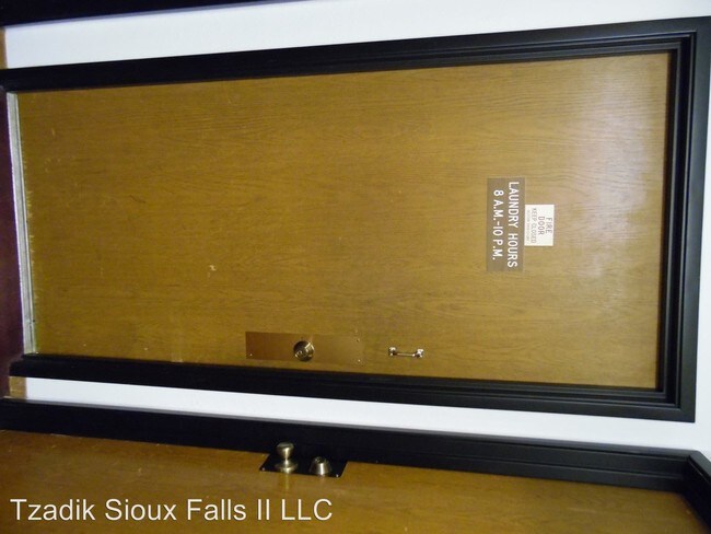 Building Photo - 2 br, 1 bath Apartment - 1900 W 6th St.