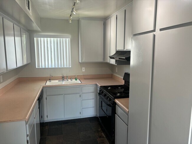Building Photo - 2 Bedroom Condo for Rent in Canyon Country!