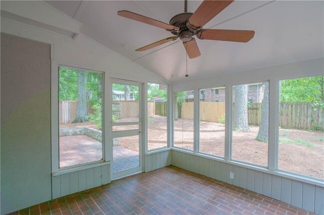 Building Photo - 372 Lynne Cir