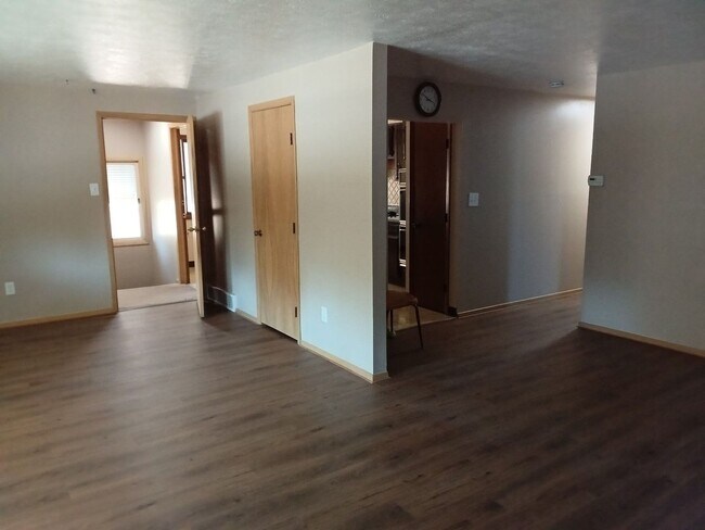 Building Photo - Spacious Lakeshore Living – 3-Bedroom Duplex with Charm & Convenience