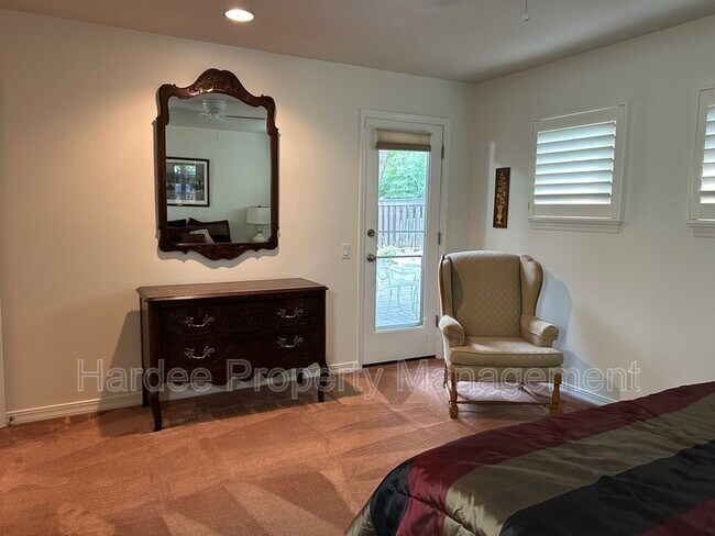 Building Photo - 830 E Riverpark Ln