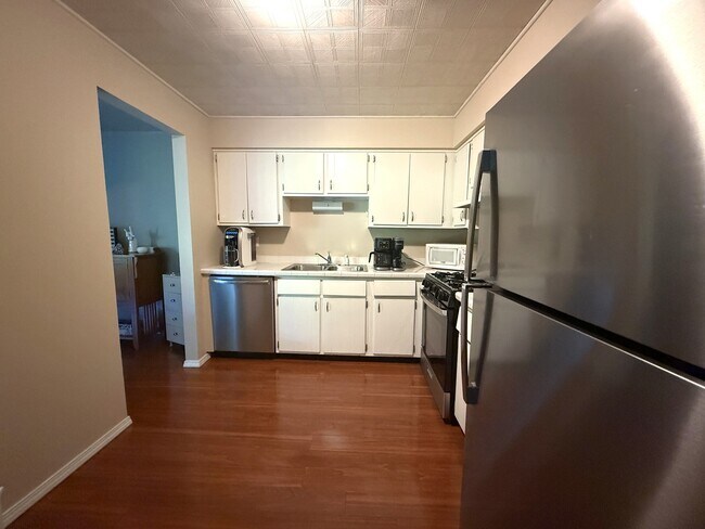 Building Photo - 1705 Lakecliffe Dr