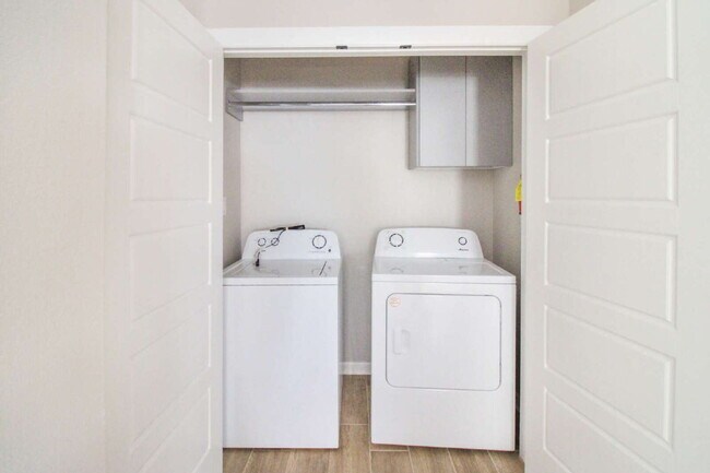 Building Photo - "Charming 2-Bed, 2-Bath Haven: Cozy Living in McAllen's Heart!"