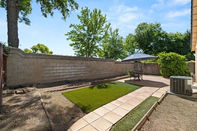 Building Photo - Adorable 3 bedroom 2 bath home