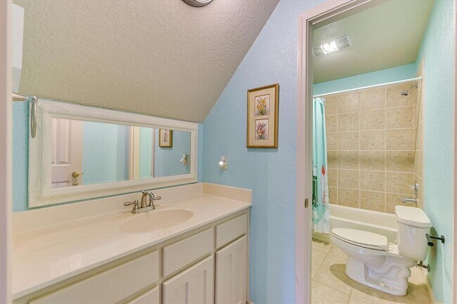 Building Photo - 640 Bluffside Dr