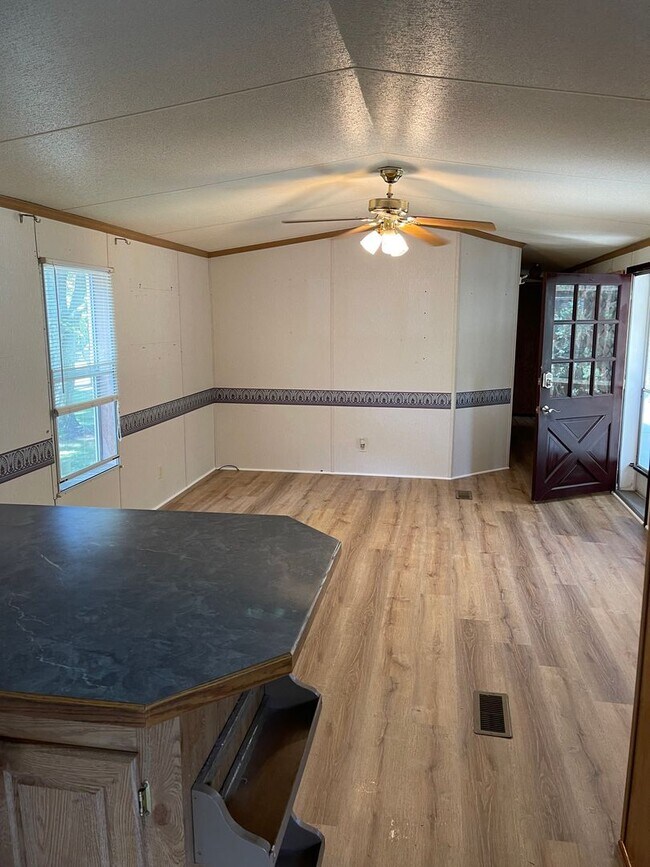 Building Photo - 3 bedroom home Fayetville PA!