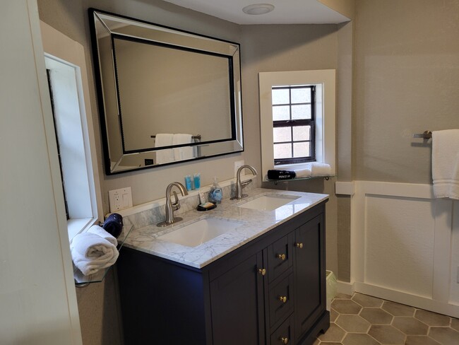 Master bathroom - 13934 Pyramid Dr