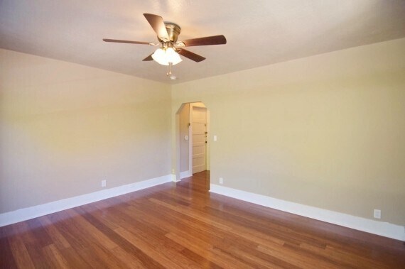 Building Photo - John's Landing 2nd Floor 1Bdr w/Hardwoods,...
