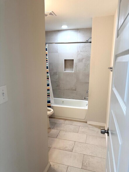 Building Photo - 308 Uva Ln