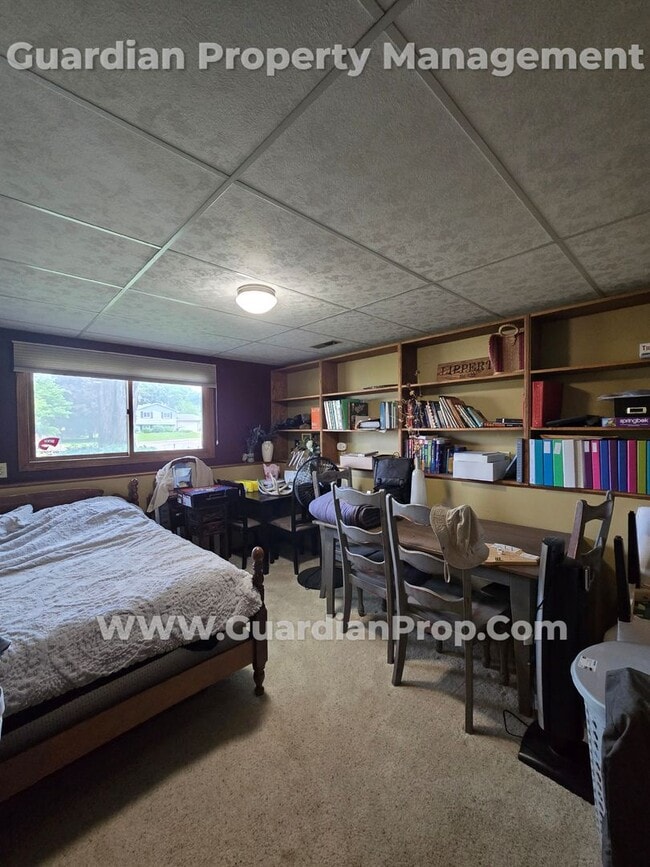 Building Photo - Split Level Home in Roseville Available 8/...