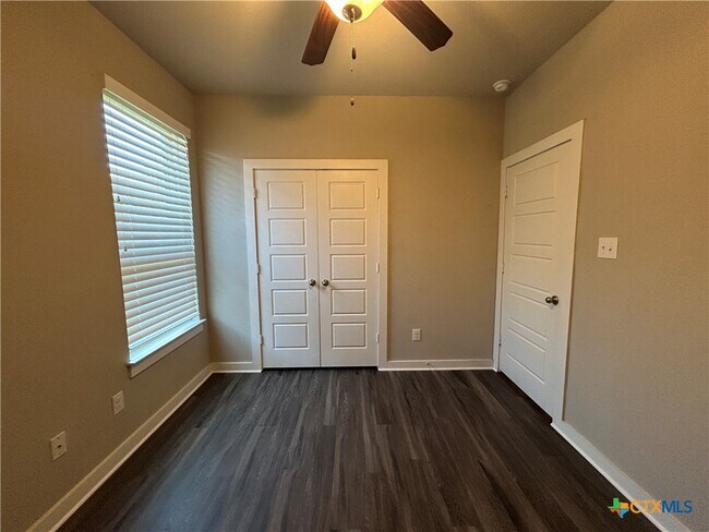 Building Photo - 537 Creekside Frst