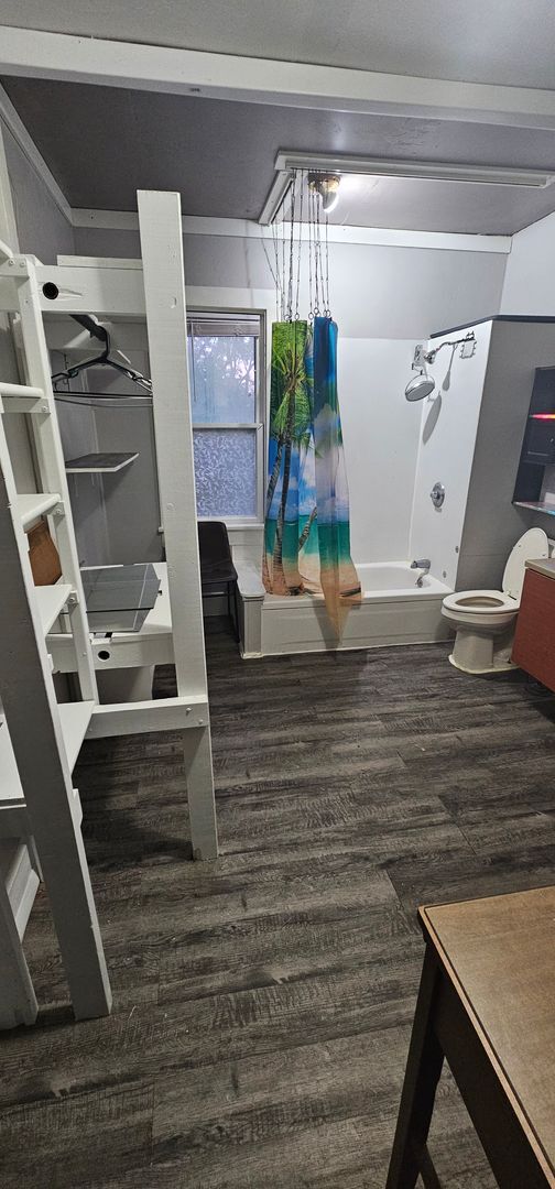 Building Photo - 882 Locust Dr