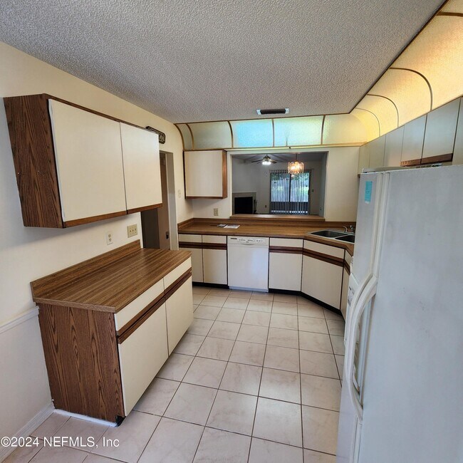 Building Photo - 7623 Baymeadows Cir W