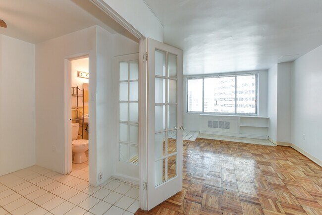 Building Photo - Charming & Bright Junior One Bedroom at River Place North
