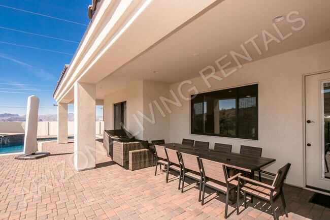 Building Photo - FURNISHED POOL HOME AVAILABLE JANUARY 1st, 2027 - MARCH 31st, 2027