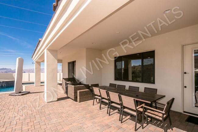 Building Photo - SEASONAL FURNISHED JANUARY-APRIL 2026