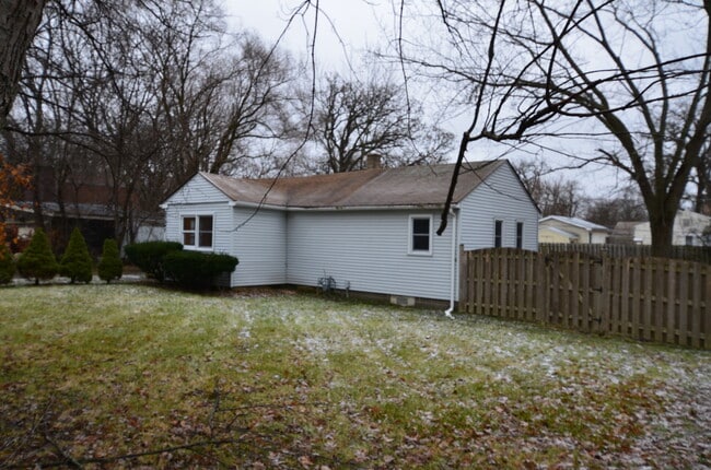 Building Photo - 23247 W N Lakewood Ln