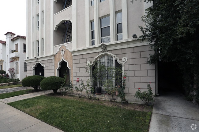 Building Photo - 152 S Sycamore Ave