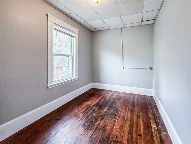 Building Photo - 120 Gladstone St