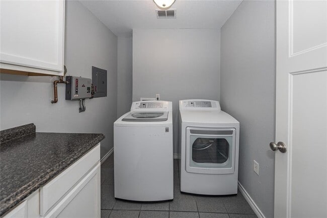 Building Photo - 400 Oak Knob Dr