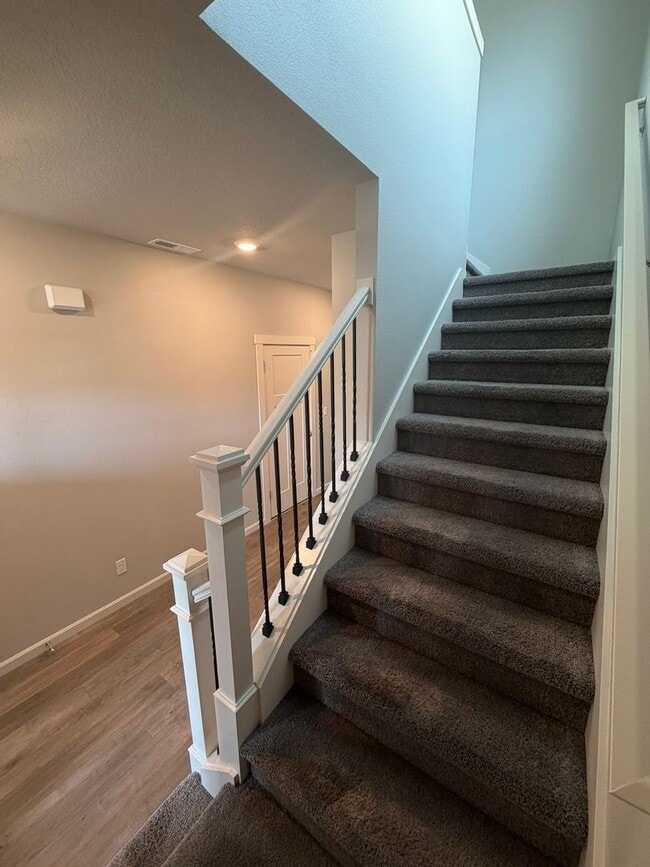 Building Photo - Must See Large Home in HOA Neighborhood!