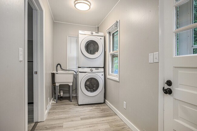 Building Photo - Fully Renovated 3 bed 2 bath home - Ask about our security deposit alternative!